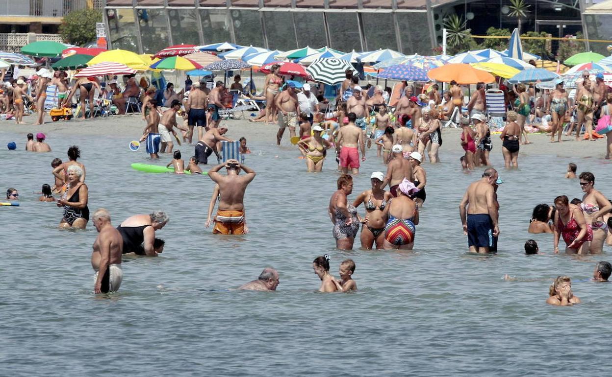 Imagen de la Gran Playa de Santa Pola donde ha aparecido flotando sin vida el cuerpo del octogenario. 