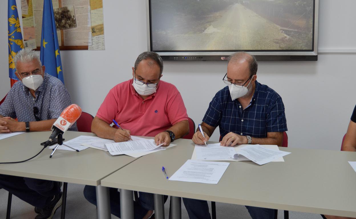 Momento de la firma del convenio por parte del presidente de la Mancomunidad y el alcalde de Alzira. 