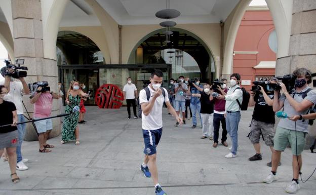 Jn jugador del Fuenlabrada sale del hotel de La Coruña donde estaba confinado por coronavirus. 