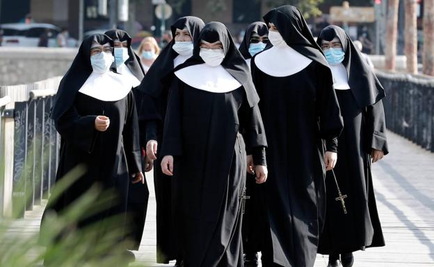 Un grupo de monjas con mascarilla en Valencia. 