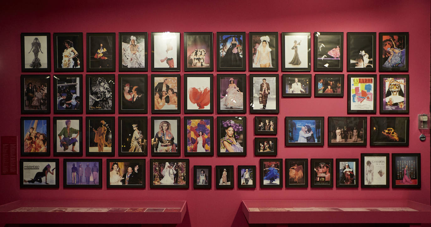 El modisto celebra medio siglo de carrera con una exposición que recorre sus vestidos más icónicos | La muestra, que reivindica la modernidad del diseñador valenciano, exhibe las creaciones para el cine de Almodóvar y las fotografías de Helmut Newton