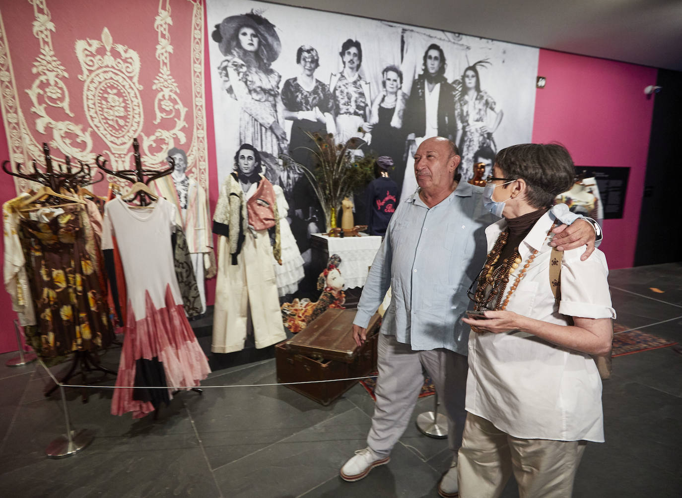 El modisto celebra medio siglo de carrera con una exposición que recorre sus vestidos más icónicos | La muestra, que reivindica la modernidad del diseñador valenciano, exhibe las creaciones para el cine de Almodóvar y las fotografías de Helmut Newton