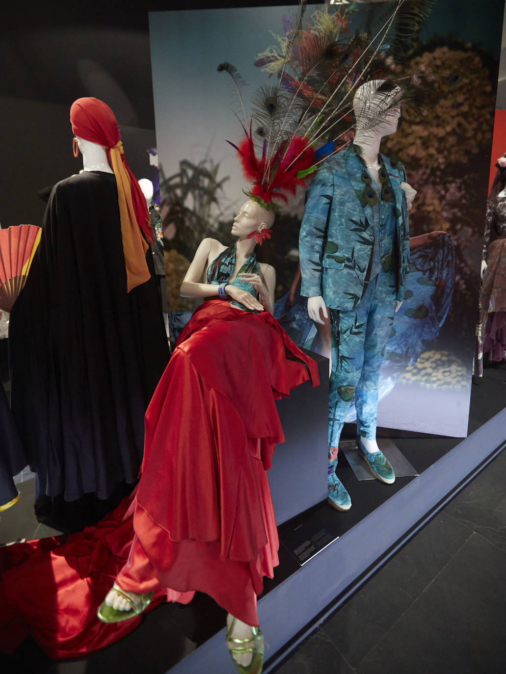 El modisto celebra medio siglo de carrera con una exposición que recorre sus vestidos más icónicos | La muestra, que reivindica la modernidad del diseñador valenciano, exhibe las creaciones para el cine de Almodóvar y las fotografías de Helmut Newton