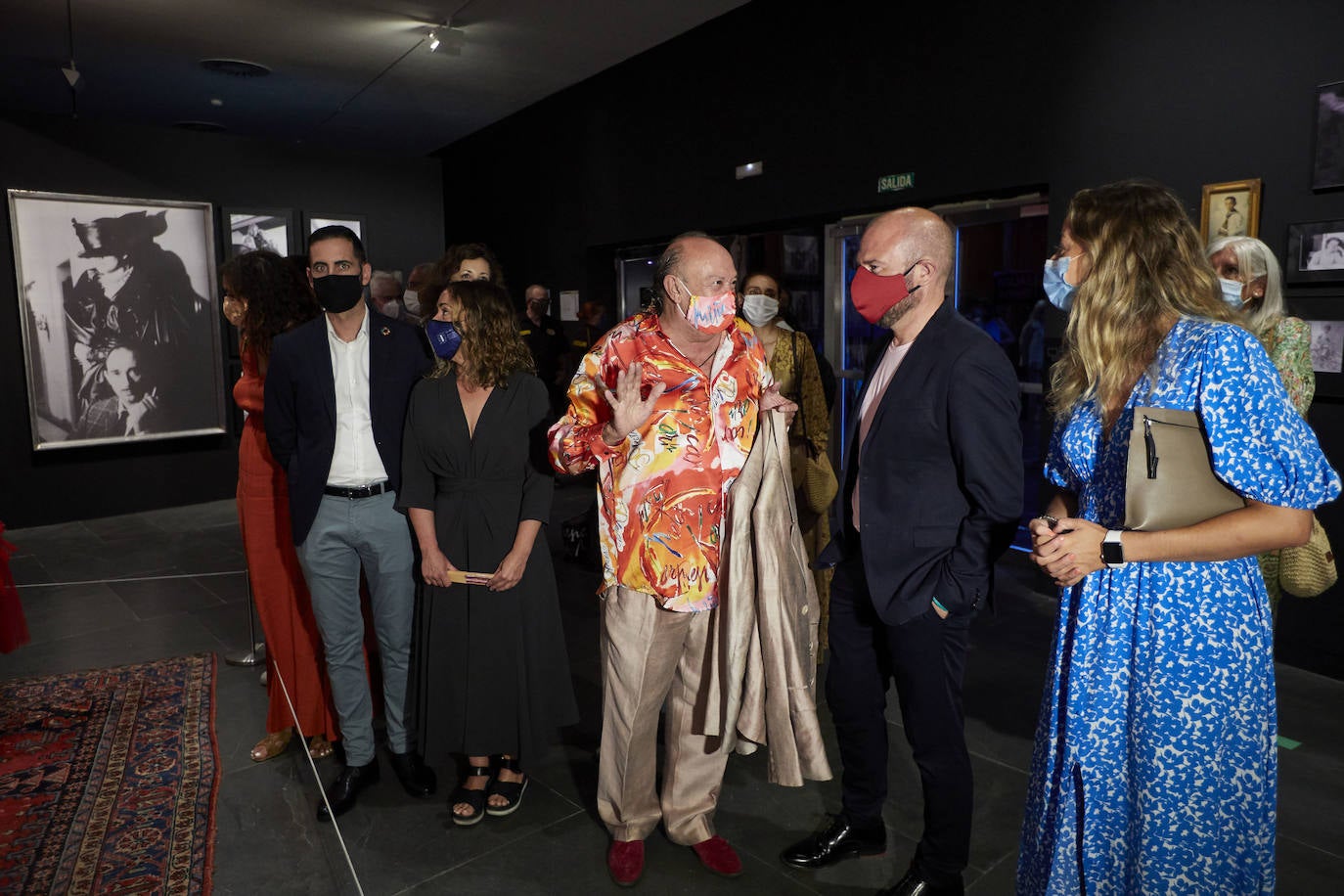 El modisto celebra medio siglo de carrera con una exposición que recorre sus vestidos más icónicos | La muestra, que reivindica la modernidad del diseñador valenciano, exhibe las creaciones para el cine de Almodóvar y las fotografías de Helmut Newton