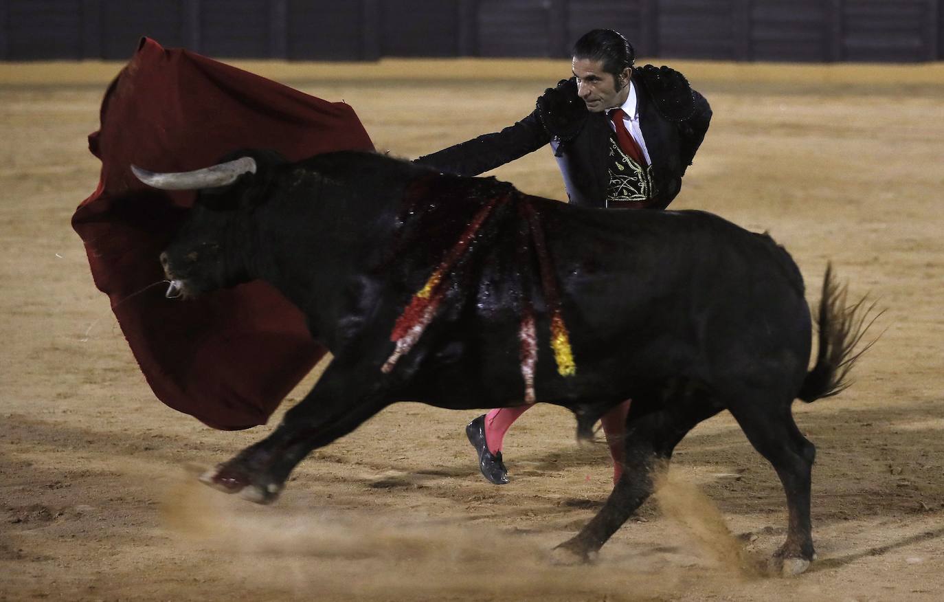 El primer festejo en Andalucía tras el confinamiento resulta con la salida a hombros del valenciano Enrique Ponce y del rejoneador Diego Ventura