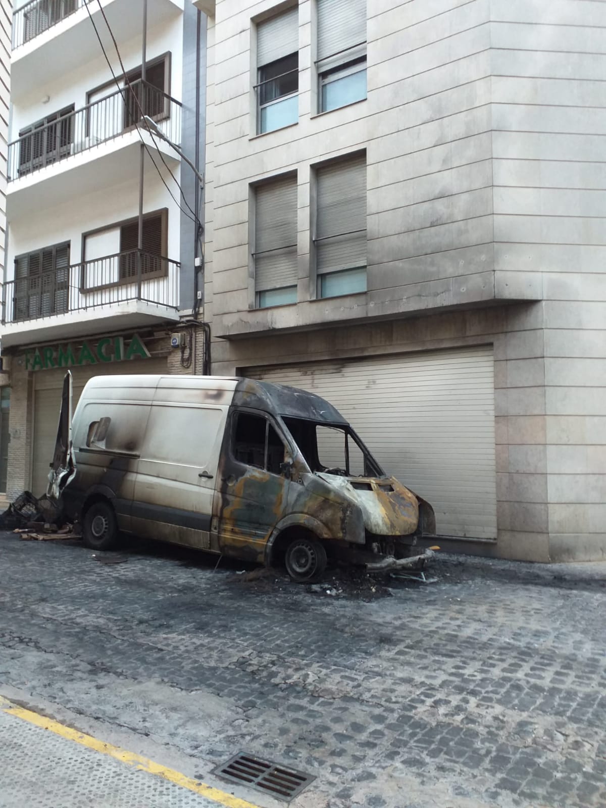 La Guardia Civil y la Policía Local de Catarroja buscan a un pirómano tras una oleada de incendios que esta madrugada ha desatado el temor de los vecinos en las calles de la localidad. 