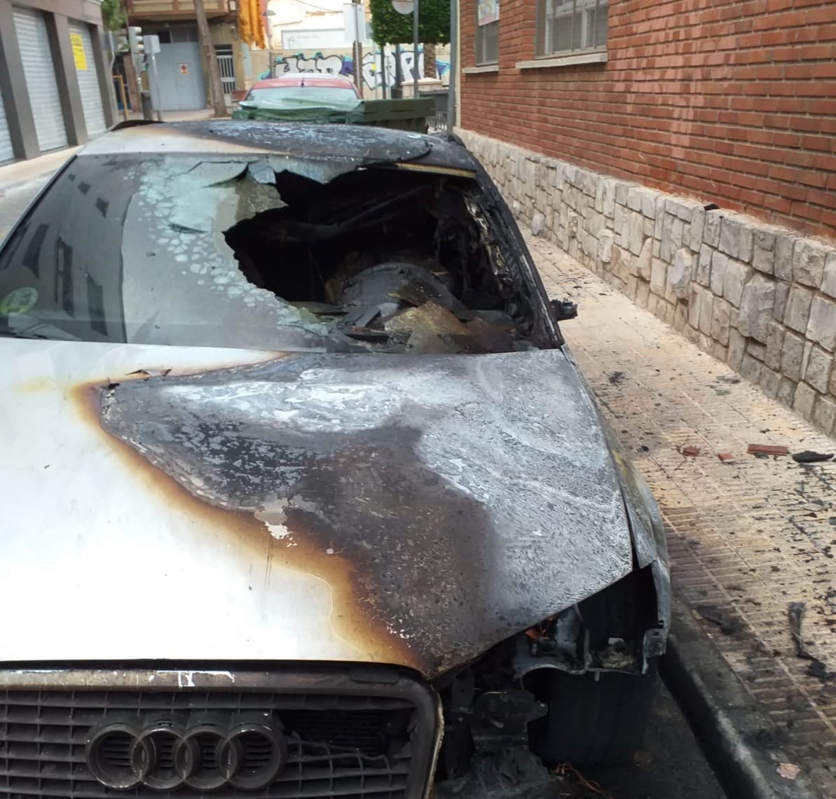 La Guardia Civil y la Policía Local de Catarroja buscan a un pirómano tras una oleada de incendios que esta madrugada ha desatado el temor de los vecinos en las calles de la localidad. 