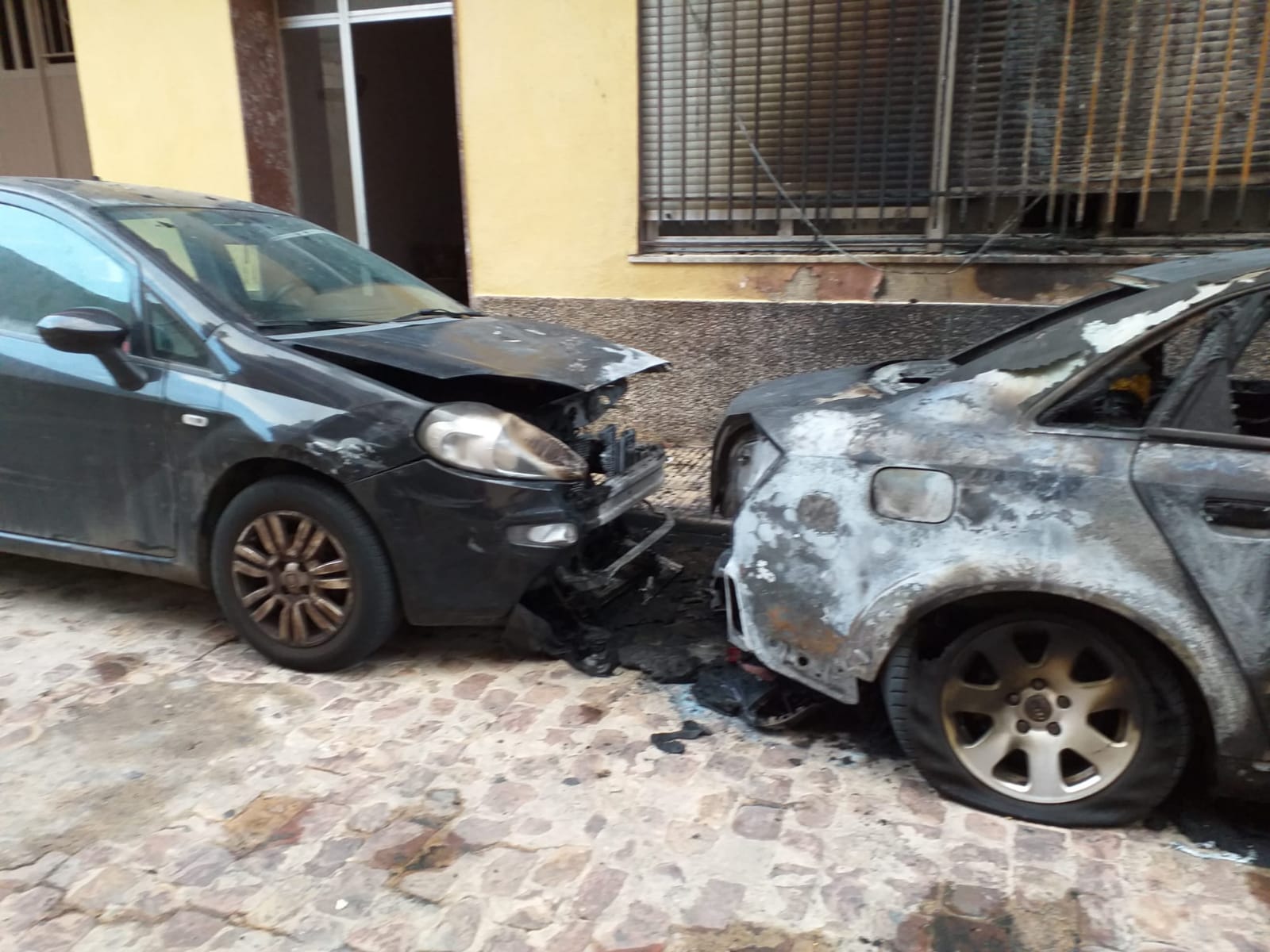 La Guardia Civil y la Policía Local de Catarroja buscan a un pirómano tras una oleada de incendios que esta madrugada ha desatado el temor de los vecinos en las calles de la localidad. 