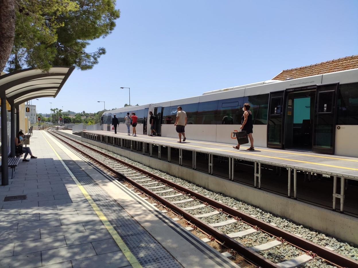 Los pasajeros de la Línea 9 bajan del tren en la estación de Teulada. B. O.