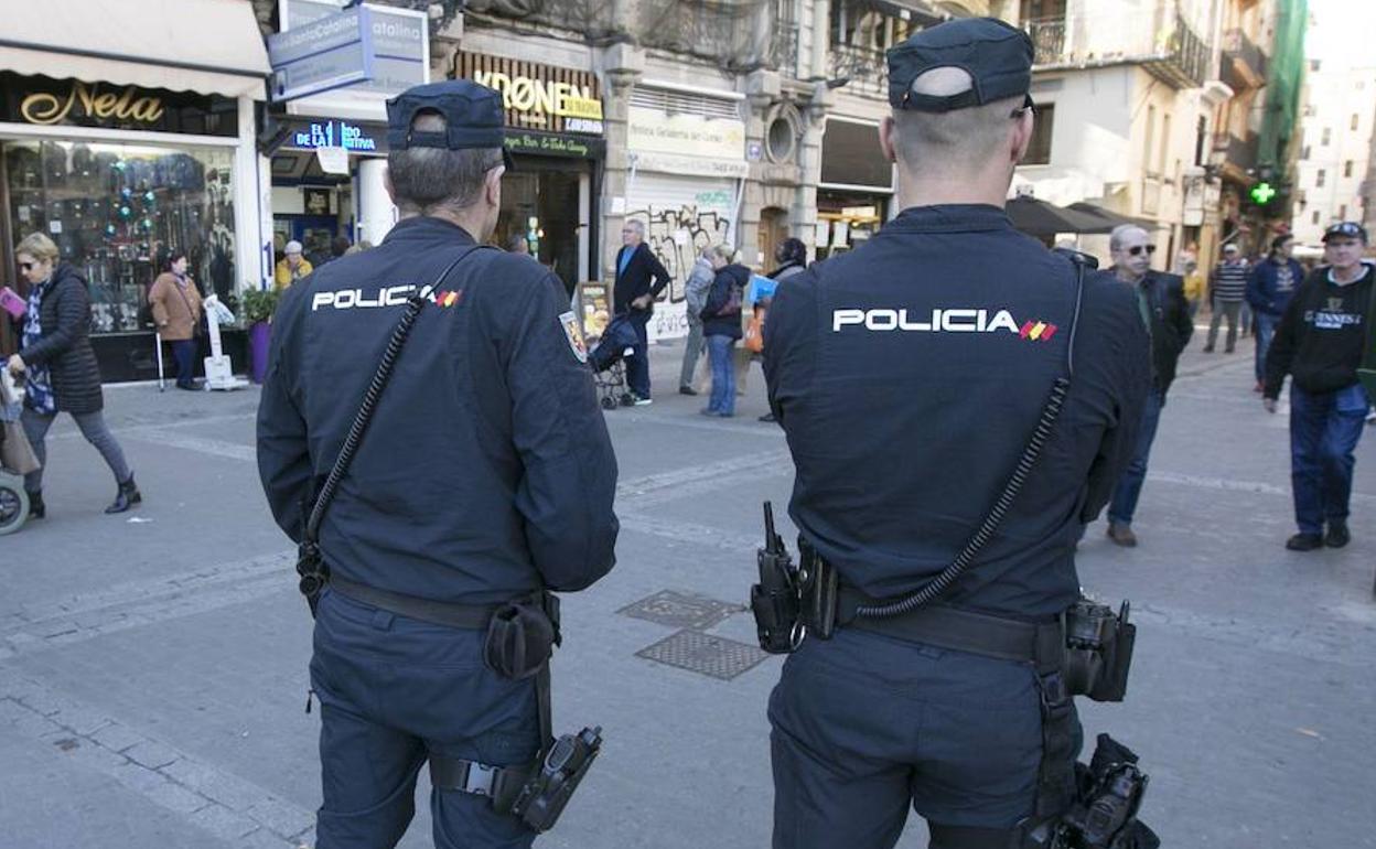 Una mujer detenida por amenazar de muerte a su expareja con un cuchillo y dañarle el coche en presencia de los hijos en Valencia