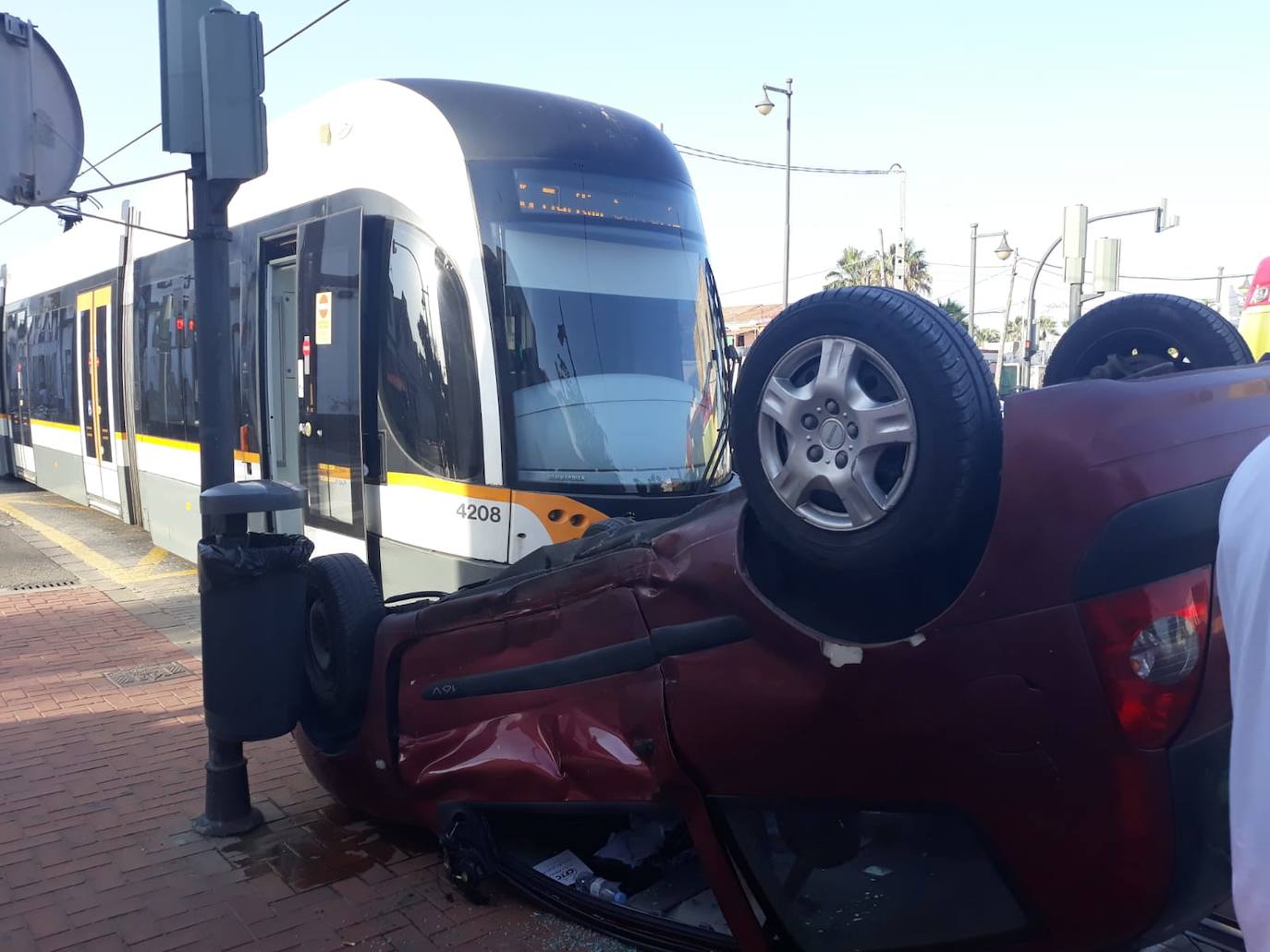 La conductora de un coche resultó el sábado herida leve en un accidente de tráfico en Valencia. El siniestro se produjo por la tarde en la confluencia entre Eugenia Viñes y la avenida de los Naranjos y en él se vieron implicados el vehículo en el que viajaba la víctima, que volcó, y un convoy del tranvía. La Policía Local investiga ahora las causas del siniestro, ocurrido sobre las 19 horas. Al parecer, el coche en el que circulaba la joven, de 20 años, fue arrollado por el tranvía y acabó volcando. La víctima fue evacuada al Hospital Clínico con una herida sangrante en el brazo, pero su estado no es grave.