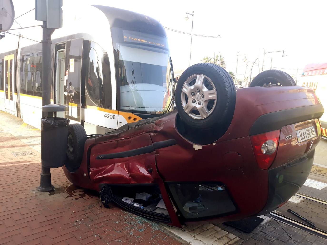 La conductora de un coche resultó el sábado herida leve en un accidente de tráfico en Valencia. El siniestro se produjo por la tarde en la confluencia entre Eugenia Viñes y la avenida de los Naranjos y en él se vieron implicados el vehículo en el que viajaba la víctima, que volcó, y un convoy del tranvía. La Policía Local investiga ahora las causas del siniestro, ocurrido sobre las 19 horas. Al parecer, el coche en el que circulaba la joven, de 20 años, fue arrollado por el tranvía y acabó volcando. La víctima fue evacuada al Hospital Clínico con una herida sangrante en el brazo, pero su estado no es grave.