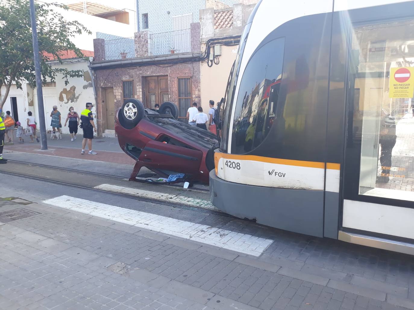 La conductora de un coche resultó el sábado herida leve en un accidente de tráfico en Valencia. El siniestro se produjo por la tarde en la confluencia entre Eugenia Viñes y la avenida de los Naranjos y en él se vieron implicados el vehículo en el que viajaba la víctima, que volcó, y un convoy del tranvía. La Policía Local investiga ahora las causas del siniestro, ocurrido sobre las 19 horas. Al parecer, el coche en el que circulaba la joven, de 20 años, fue arrollado por el tranvía y acabó volcando. La víctima fue evacuada al Hospital Clínico con una herida sangrante en el brazo, pero su estado no es grave.