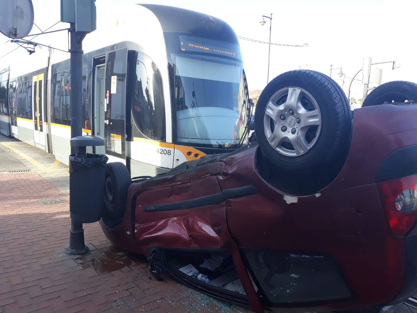 La conductora de un coche resultó el sábado herida leve en un accidente de tráfico en Valencia. El siniestro se produjo por la tarde en la confluencia entre Eugenia Viñes y la avenida de los Naranjos y en él se vieron implicados el vehículo en el que viajaba la víctima, que volcó, y un convoy del tranvía. La Policía Local investiga ahora las causas del siniestro, ocurrido sobre las 19 horas. Al parecer, el coche en el que circulaba la joven, de 20 años, fue arrollado por el tranvía y acabó volcando. La víctima fue evacuada al Hospital Clínico con una herida sangrante en el brazo, pero su estado no es grave.