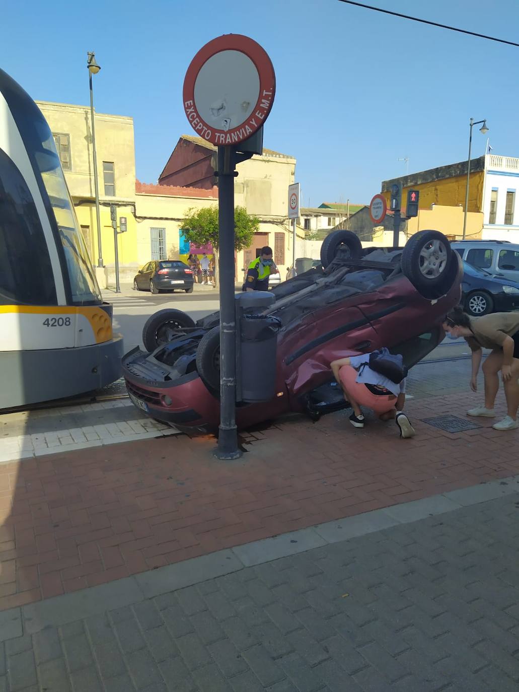 La conductora de un coche resultó el sábado herida leve en un accidente de tráfico en Valencia. El siniestro se produjo por la tarde en la confluencia entre Eugenia Viñes y la avenida de los Naranjos y en él se vieron implicados el vehículo en el que viajaba la víctima, que volcó, y un convoy del tranvía. La Policía Local investiga ahora las causas del siniestro, ocurrido sobre las 19 horas. Al parecer, el coche en el que circulaba la joven, de 20 años, fue arrollado por el tranvía y acabó volcando. La víctima fue evacuada al Hospital Clínico con una herida sangrante en el brazo, pero su estado no es grave.