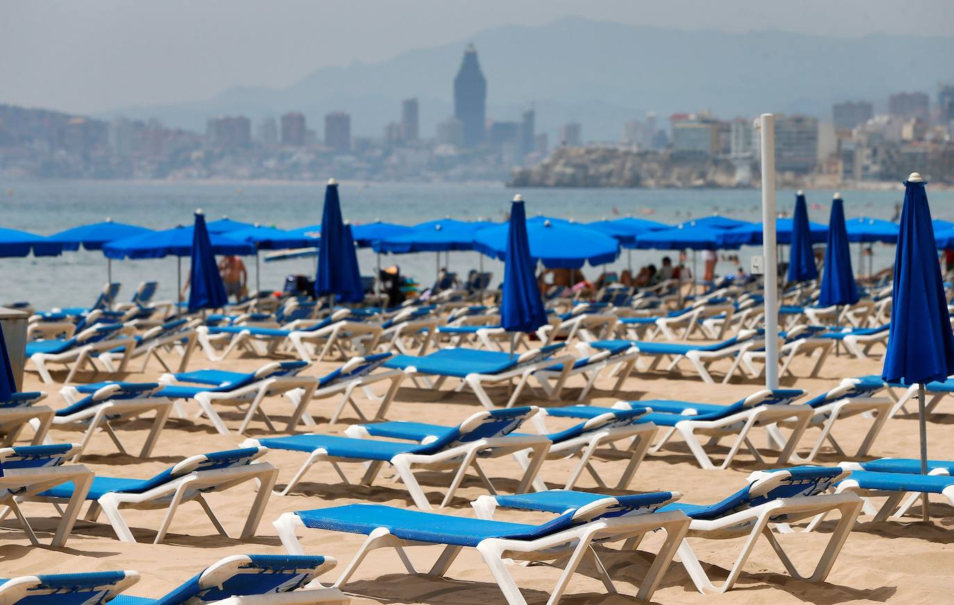 Las imágenes que ayer, el primer día de agosto, y de los últimos días de julio, mostraban la playa de Levante de Benidorm eran absolutamente inusuales para esta época del año. Con hamacas y parasoles vacíos y amplios espacios sin ocupar. 