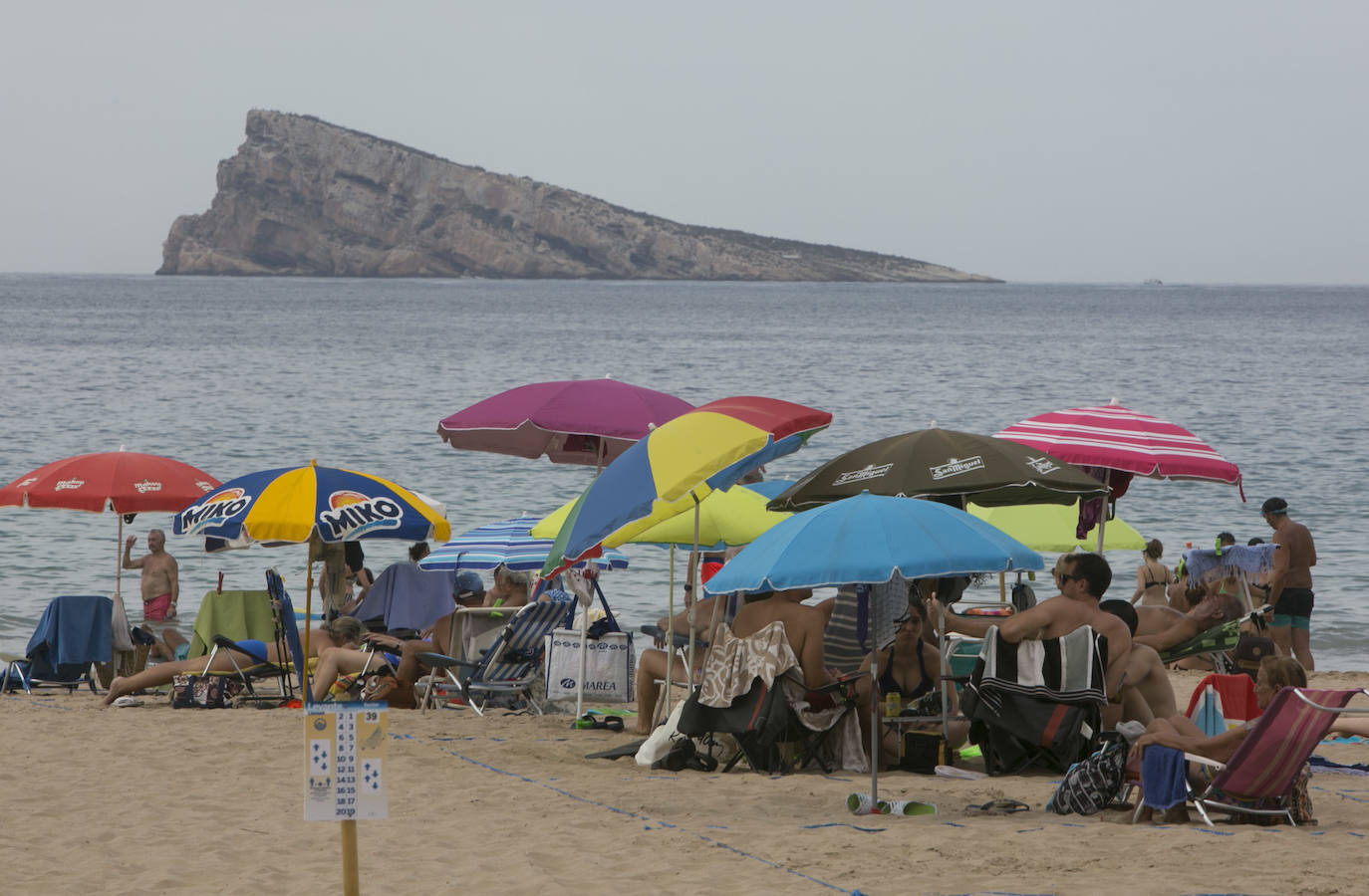 Las imágenes que ayer, el primer día de agosto, y de los últimos días de julio, mostraban la playa de Levante de Benidorm eran absolutamente inusuales para esta época del año. Con hamacas y parasoles vacíos y amplios espacios sin ocupar. 