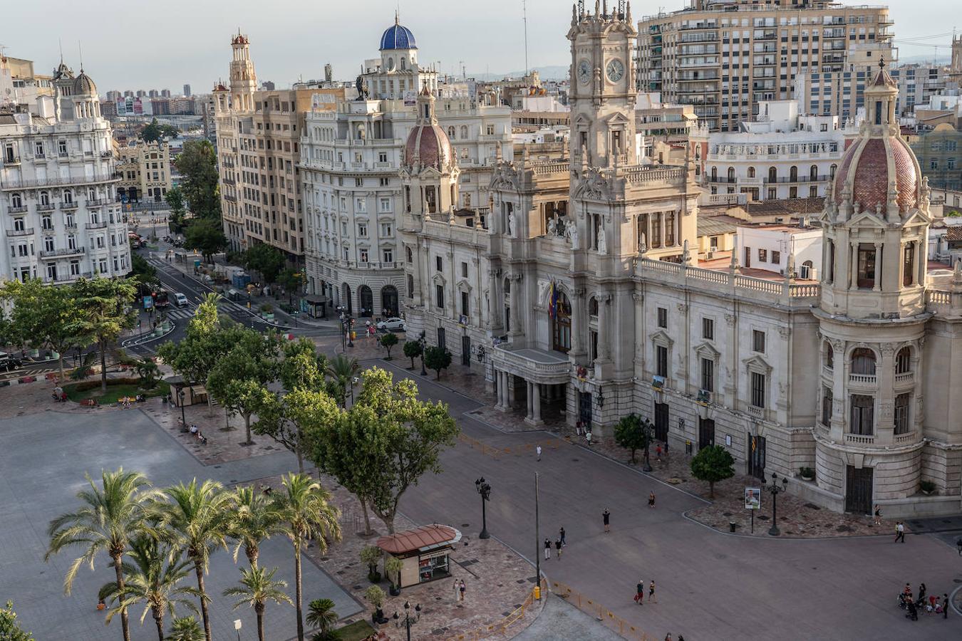 La plaza del Ayuntamiento de Valencia ya tiene nueva cara. Y es muy roja. El asfalto colocado por la concejalía de Urbanismo dota desde ya al enclave de un aspecto rojizo muy evidente que contrasta con el verde de los maceteros colocados por la EMT. 