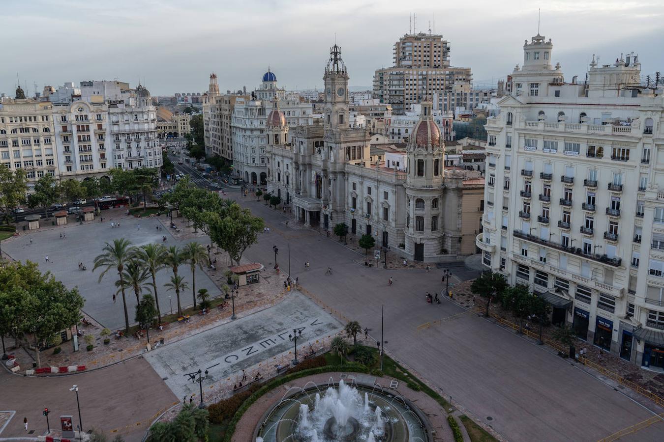 La plaza del Ayuntamiento de Valencia ya tiene nueva cara. Y es muy roja. El asfalto colocado por la concejalía de Urbanismo dota desde ya al enclave de un aspecto rojizo muy evidente que contrasta con el verde de los maceteros colocados por la EMT. 