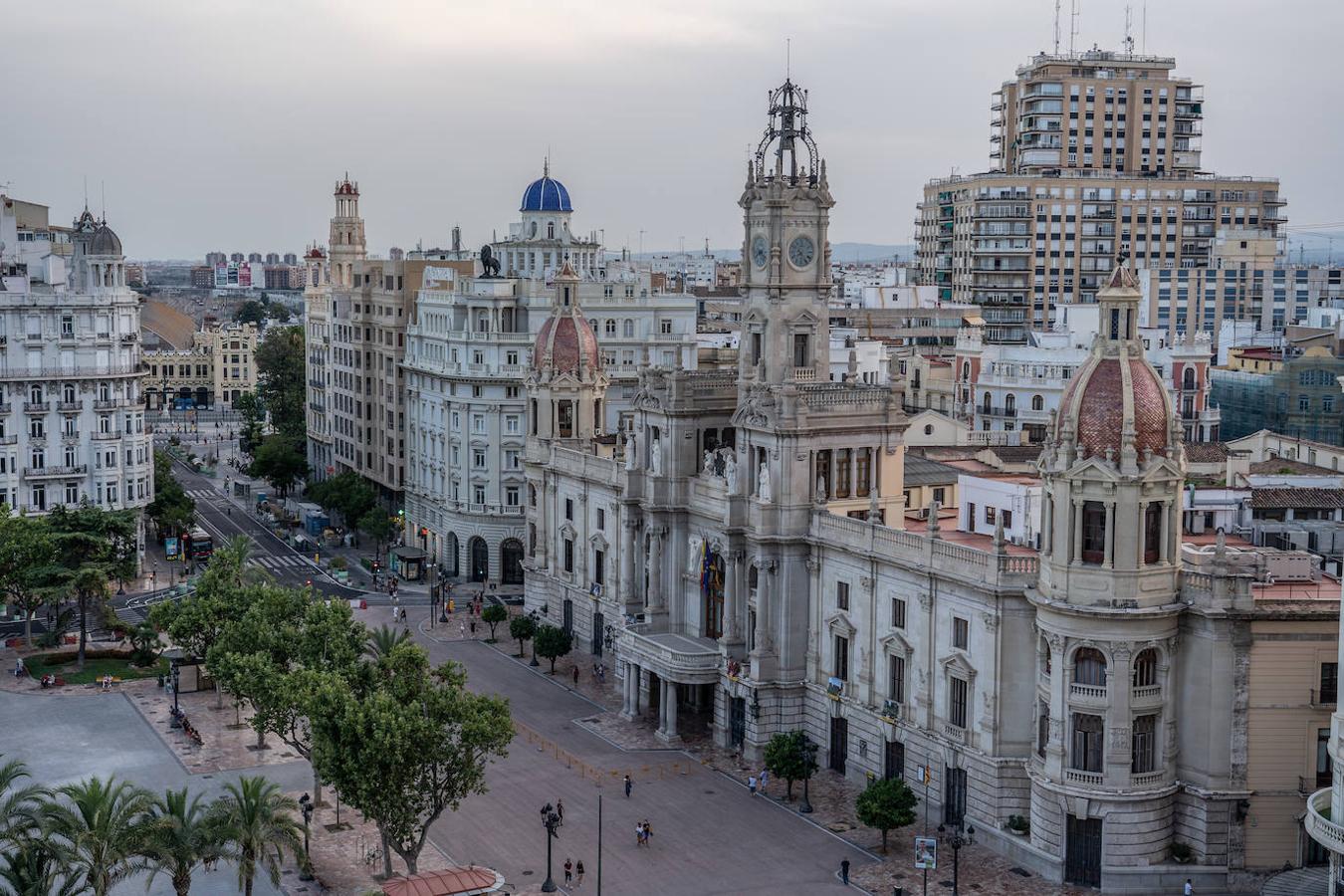 La plaza del Ayuntamiento de Valencia ya tiene nueva cara. Y es muy roja. El asfalto colocado por la concejalía de Urbanismo dota desde ya al enclave de un aspecto rojizo muy evidente que contrasta con el verde de los maceteros colocados por la EMT. 