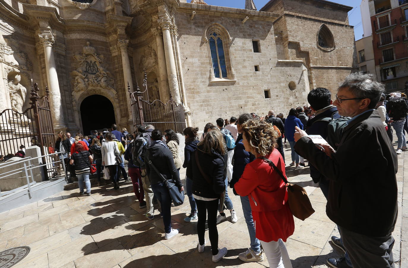 En 2019 los turistas aguantaban una cola bajo el sol para poder acceder a ver uno de los edificios más antiguos e históricos del centro de Valencia. 