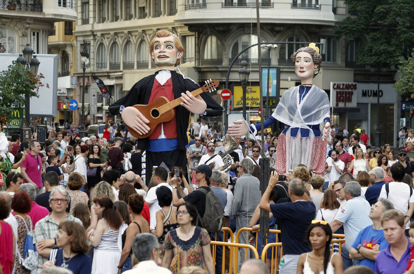 La plaza del Ayuntamiento ha vivido un doble cambio. Por una parte, el provocado por la pandemia y por otra, la peatonalización. En el centro de la ciudad se celebraba en 2019 la cabalgata que abre la programación de la Feria de Julio.