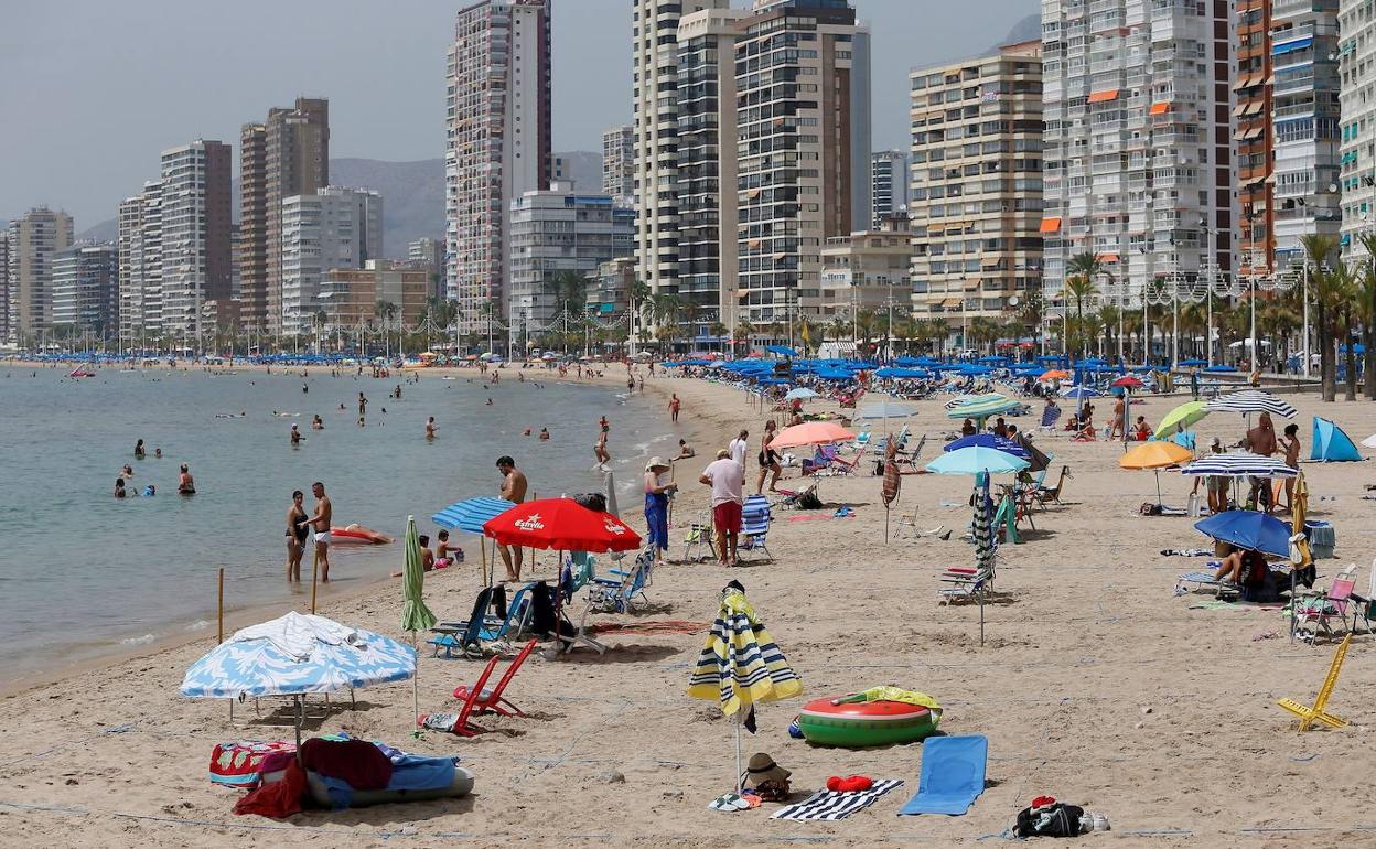 Turistas en una playa de Benidorm. 