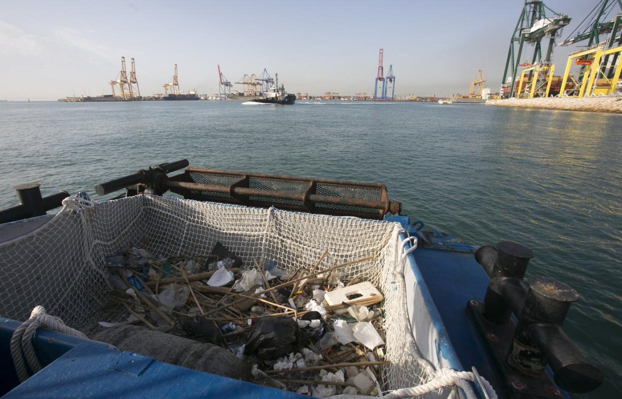 La embarcación 'Limpiamar' realiza tareas de limpieza en el Puerto de Valencia. D. Torres