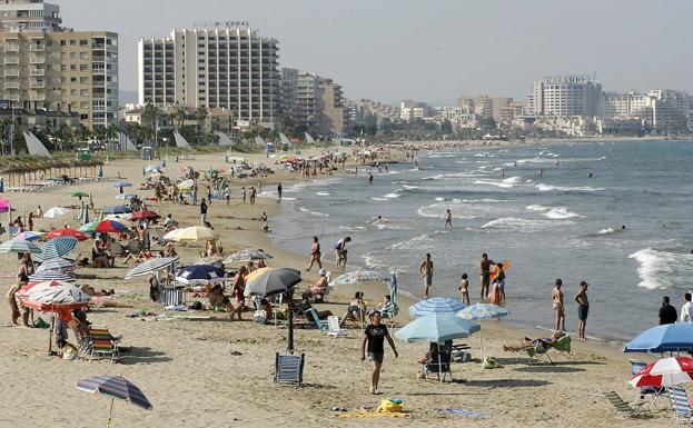 Multa de 750 euros a quien use la sombrilla para asegurarse sitio en una playa valenciana