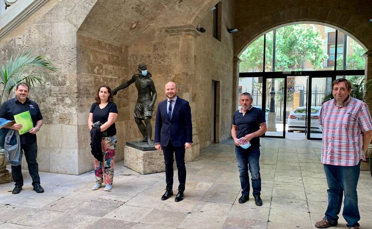 El presidente de la Diputación, Toni Gaspar, con los representantes del gremio de floristas. 