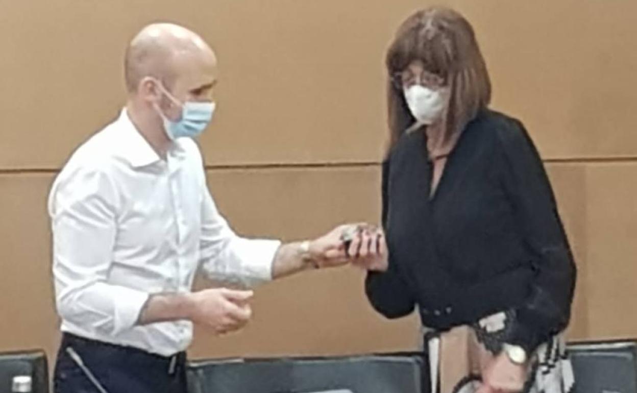 Ángela Benavent recibe la insignia de oro de Tavernes por 20 años de trabajo como Interventora General del Ayuntamiento