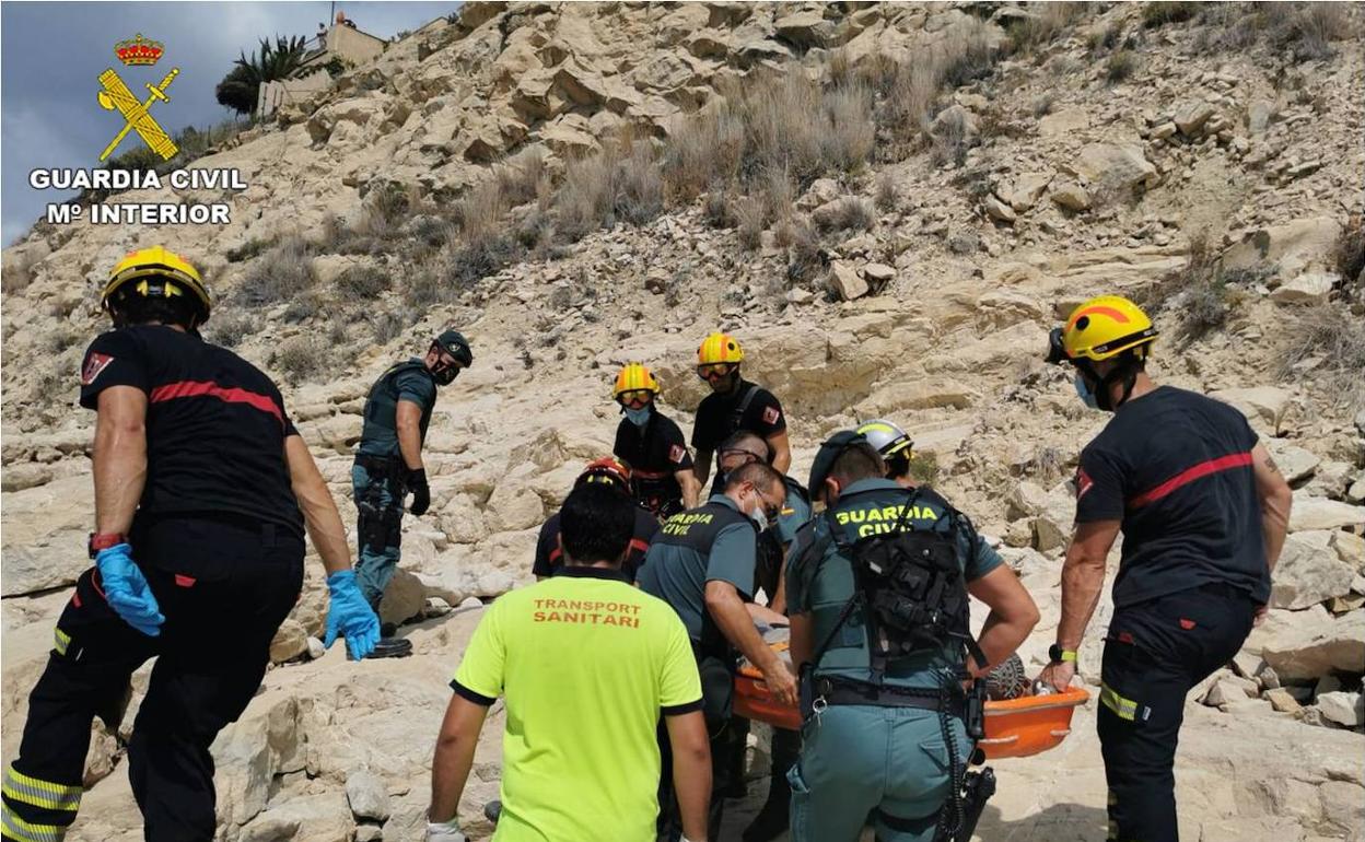 Rescate del nadador por parte de la Guardia Civil y los bomberos. 