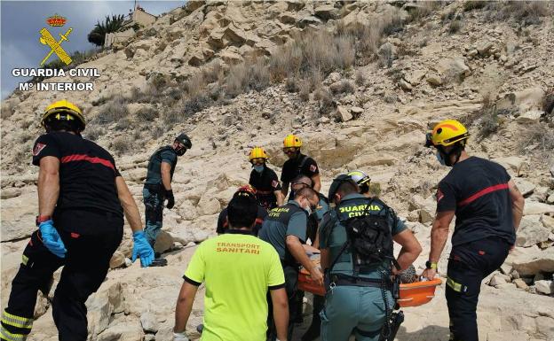 Rescatan a un hombre atrapado durante 24 horas entre las rocas de un acantilado en Villajoyosa 