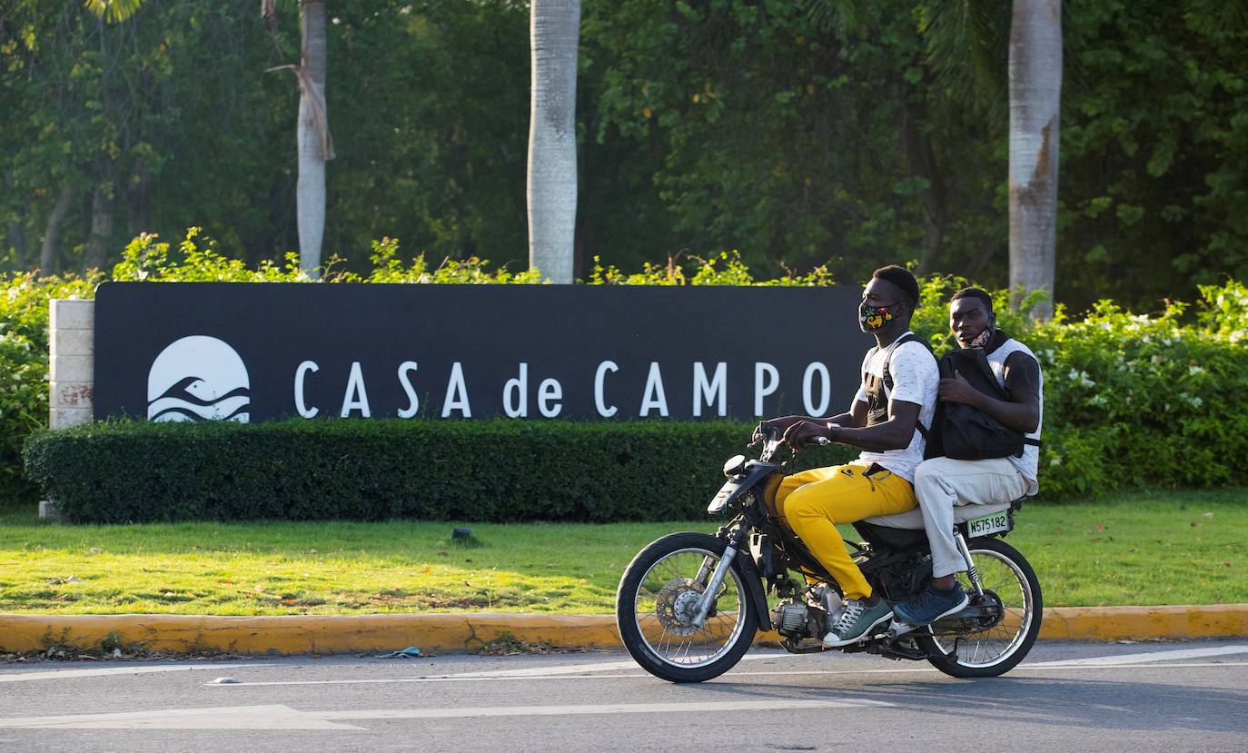 Casa de Campo, una lujosa urbanización a orillas del mar Caribe en el este de la República Dominicana, es, según varios medios españoles, la posible nueva residencia del rey emérito Juan Carlos I. l rey Juan Carlos es buen conocedor de este complejo, ya que ha sido invitado en diversas ocasiones por su amigo Pepe Fanjul, un rico empresario azucarero cubano que es dueño de la urbanización, colindante con la ciudad de La Romana. 