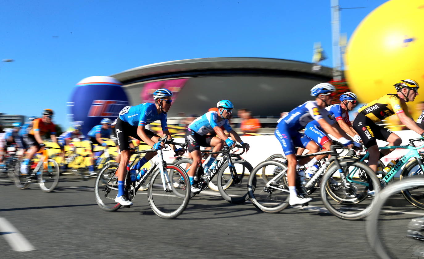 La primera etapa de la 77ª edición de la Vuelta a Polonia se acabó este miércoles con una espeluznante caída en los últimos metros de varios corredores, entre ellos el campeón de Holanda Fabio Jakobsen (Deceuninck-Quick Step). Unos metros antes de cruzar la línea de llegada, el holandés Dylan Groenewegen (Jumbo-Visma), que buscaba la victoria al esprint, empujó con su codo a Jakobsen contra las barreras de protección, según las imágenes ofrecidas por la televisión.
