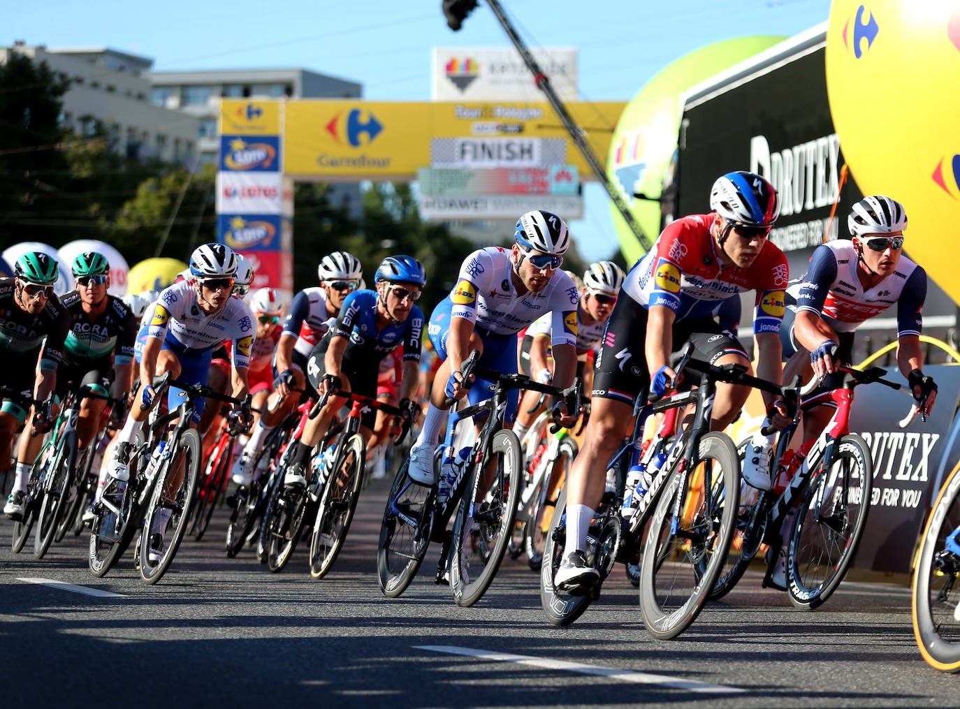 La primera etapa de la 77ª edición de la Vuelta a Polonia se acabó este miércoles con una espeluznante caída en los últimos metros de varios corredores, entre ellos el campeón de Holanda Fabio Jakobsen (Deceuninck-Quick Step). Unos metros antes de cruzar la línea de llegada, el holandés Dylan Groenewegen (Jumbo-Visma), que buscaba la victoria al esprint, empujó con su codo a Jakobsen contra las barreras de protección, según las imágenes ofrecidas por la televisión.