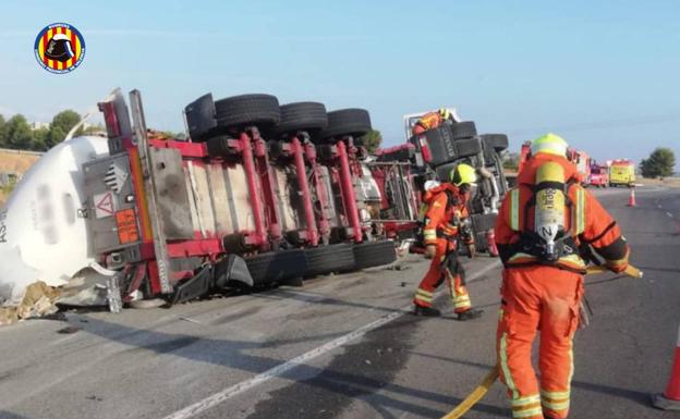 Herido grave el conductor de un camión al volcar en la A-3 con mercancía peligrosa