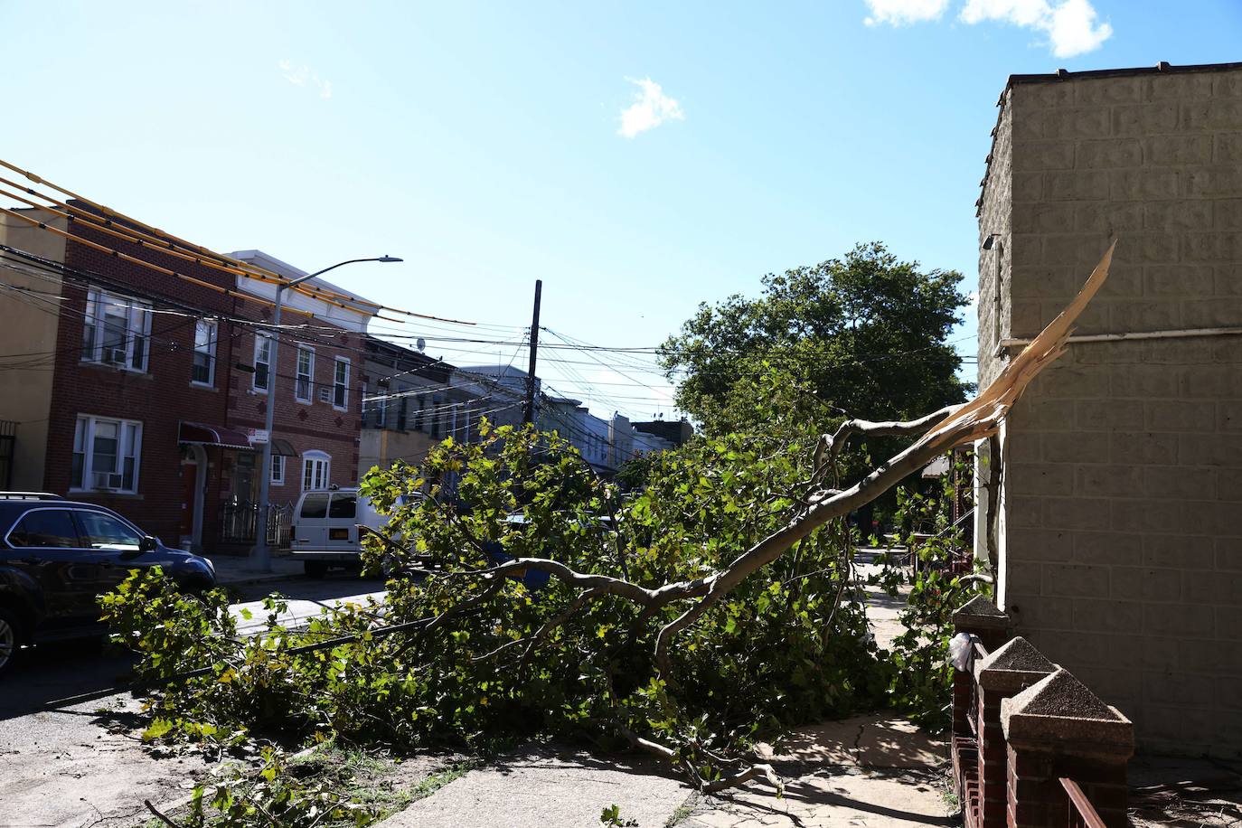 La tormenta tropical Isaías barre la costa este de EEUU y deja varios muertos