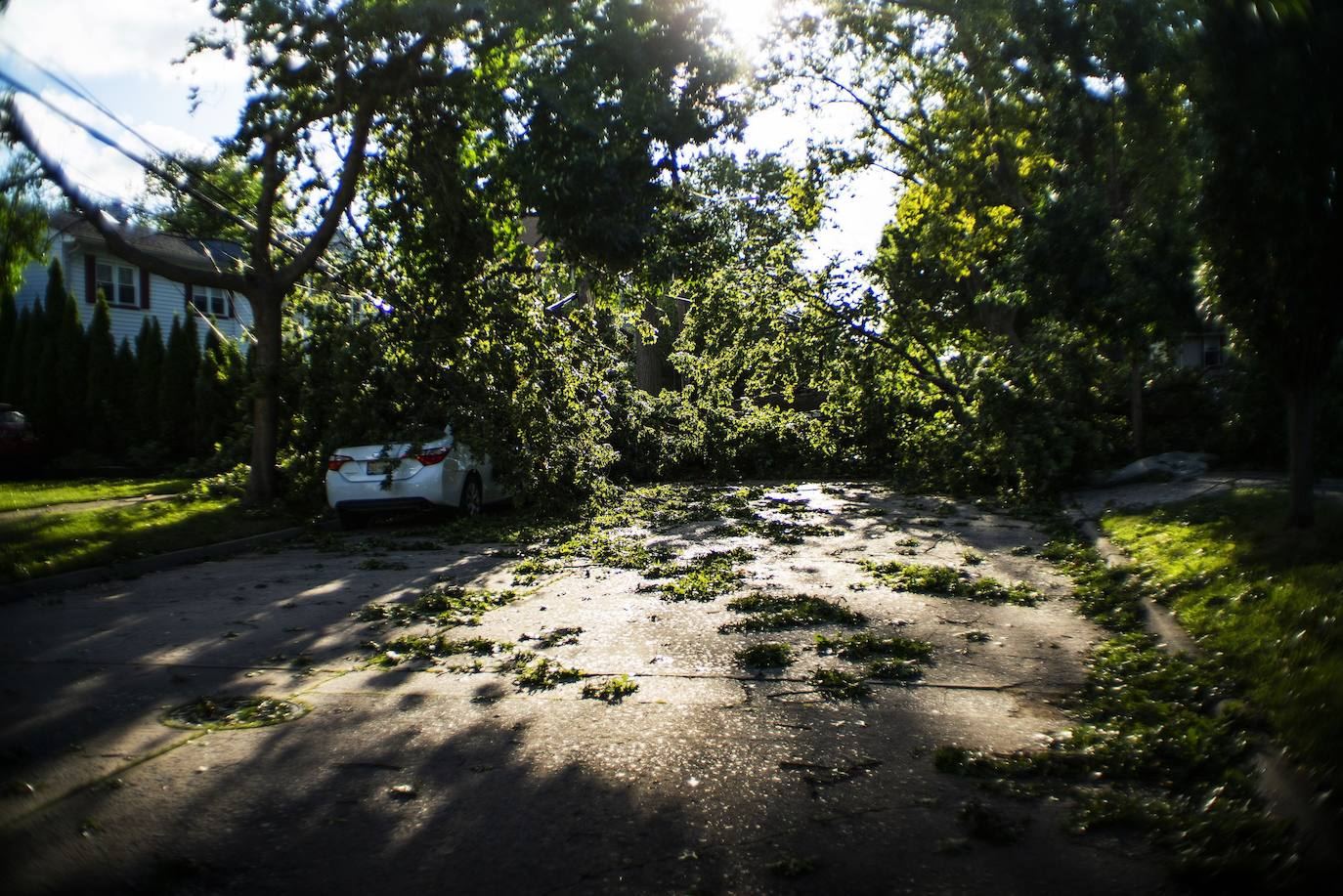 La tormenta tropical Isaías barre la costa este de EEUU y deja varios muertos