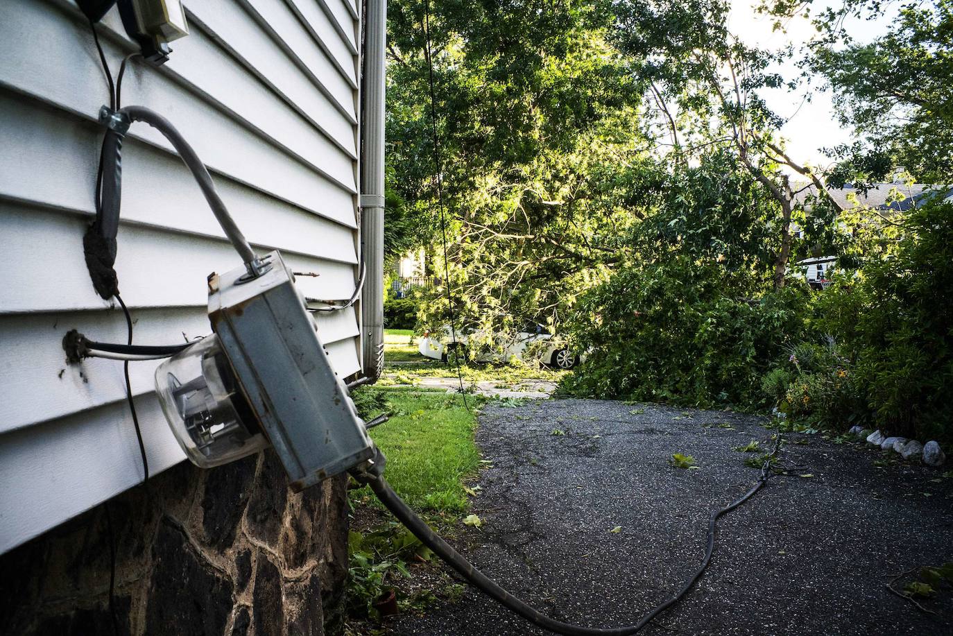 Al menos cuatro personas murieron a raíz de la tormenta tropical Isaías, que barría este miércoles la costa este de Estados Unidos con fuertes vientos y lluvias, dejando a unos tres millones de habitantes sin electricidad. El huracán causaba estragos, tapizando las calles de escombros, cerrando carreteras y obligando a cancelar de decenas de vuelos. Las autoridades de Nueva York instalaron diques de protección en el bajo Manhattan en previsión de un aumento en los niveles del agua. 