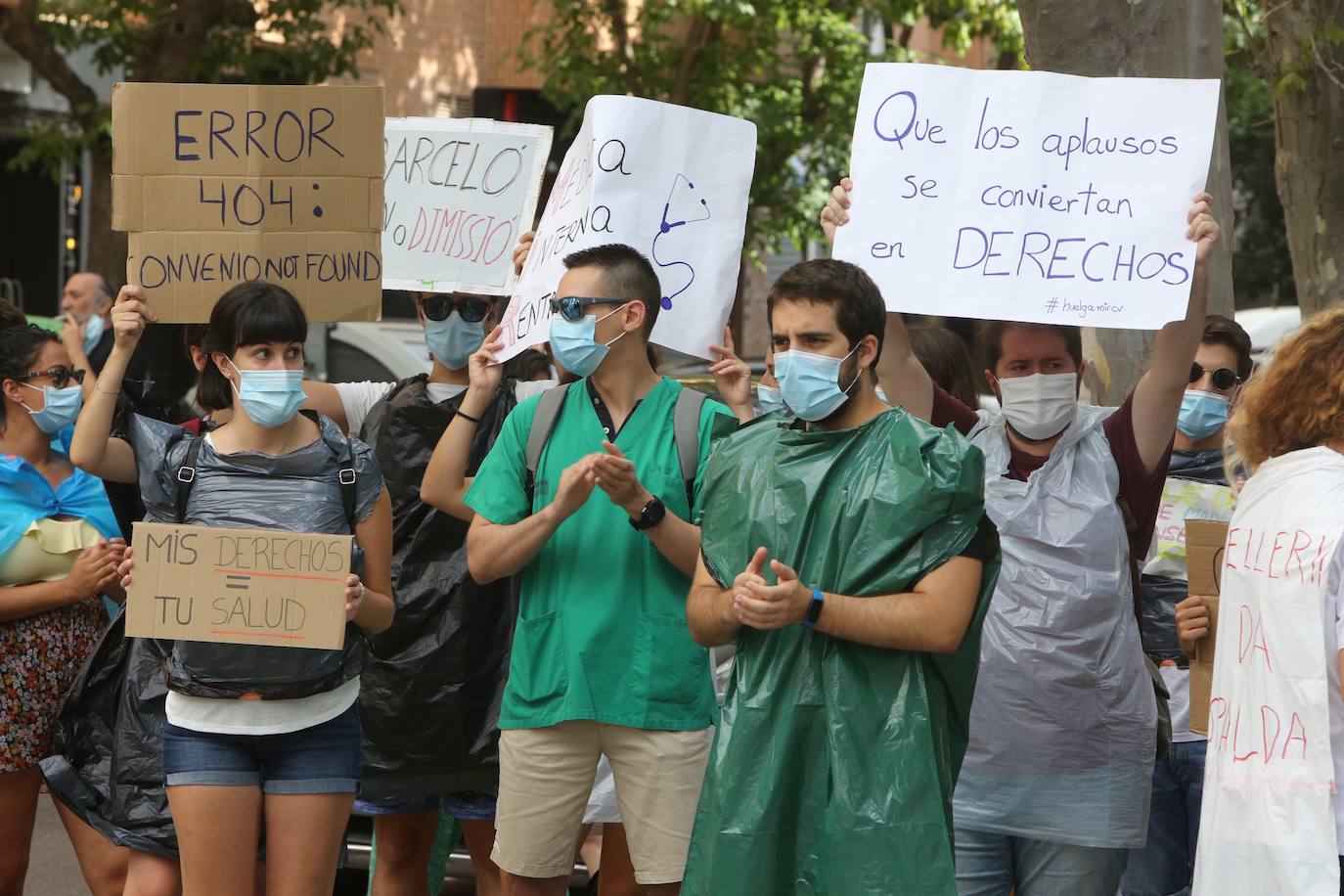 Los MIR valencianos se manifiestan frente a la Conselleria de Sanidad