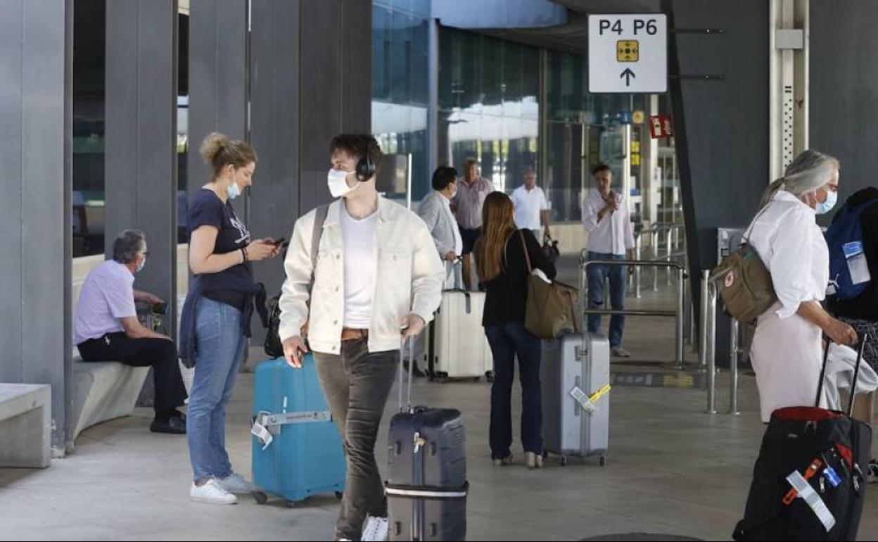 Pasajeros en el Aeropuerto de Manises.