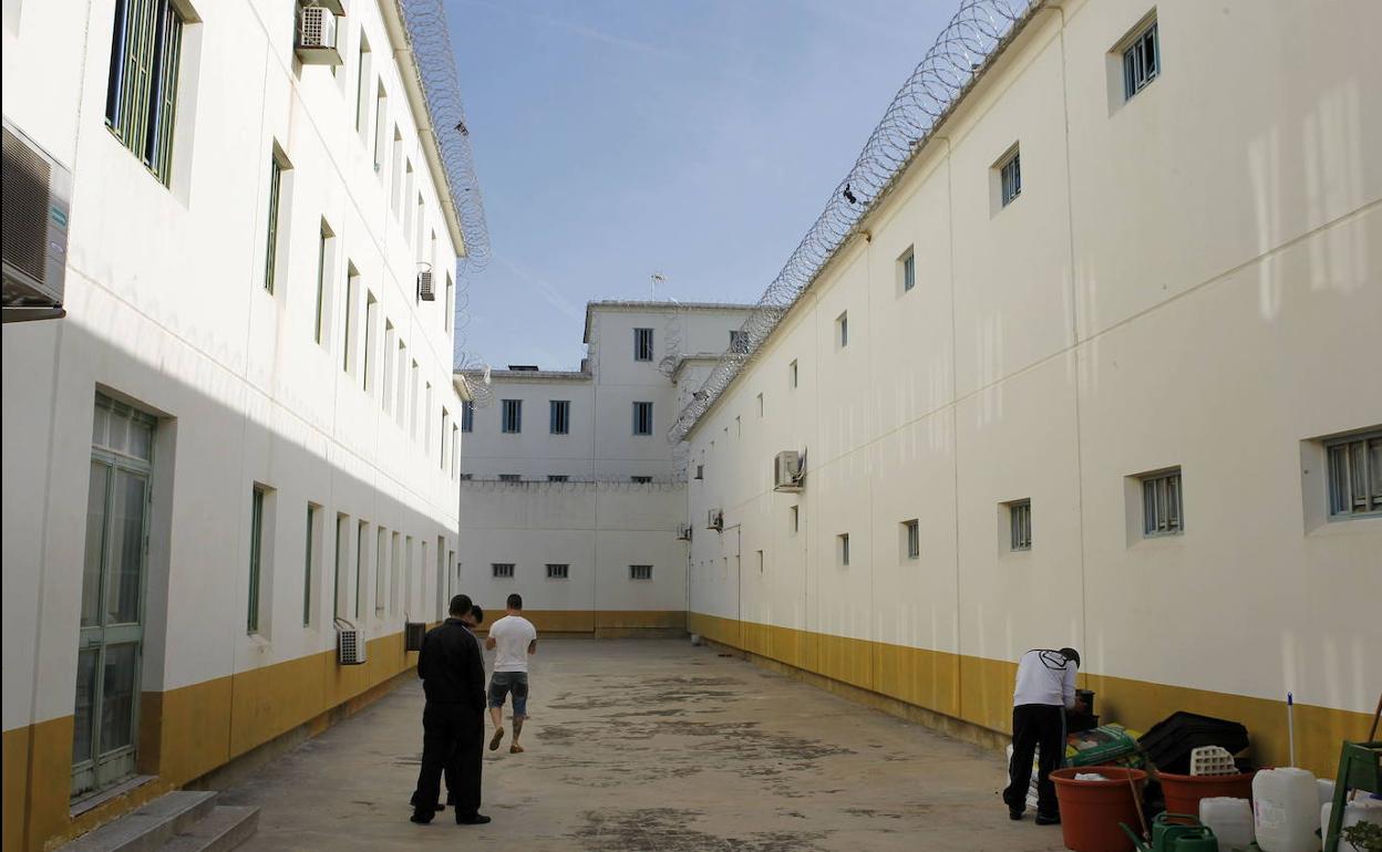 Un patio de la cárcel. 