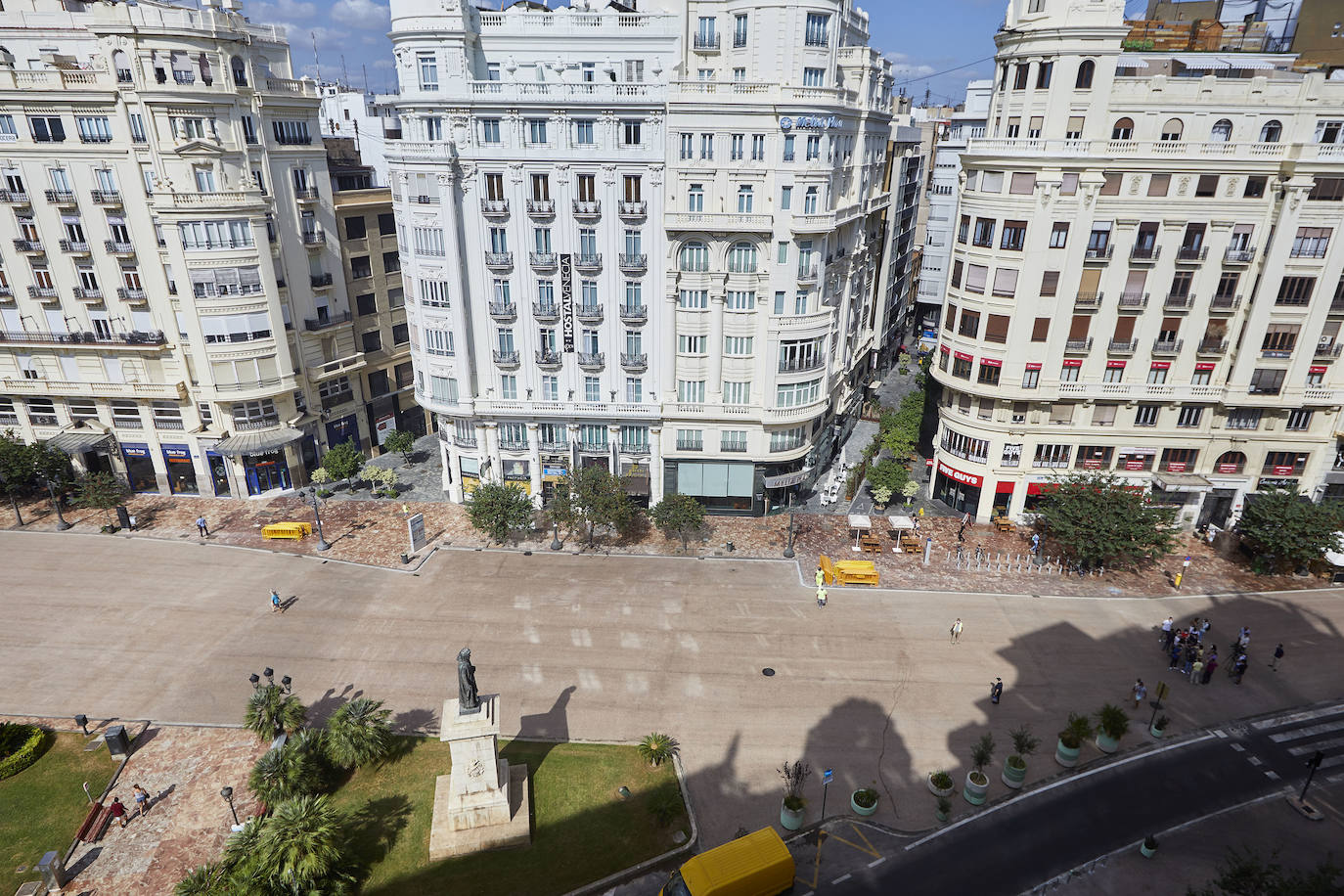 Los trabajos provisionales de peatonalización de la plaza del Ayuntamiento de Valencia ya han finalizado a los tres meses desde su inicio, el pasado 4 de mayo, tras la reordenación de la circulación, el establecimiento de rutas para el tráfico rodado y la instalación de un asfalto especial -rojo- para las zonas peatonales. 