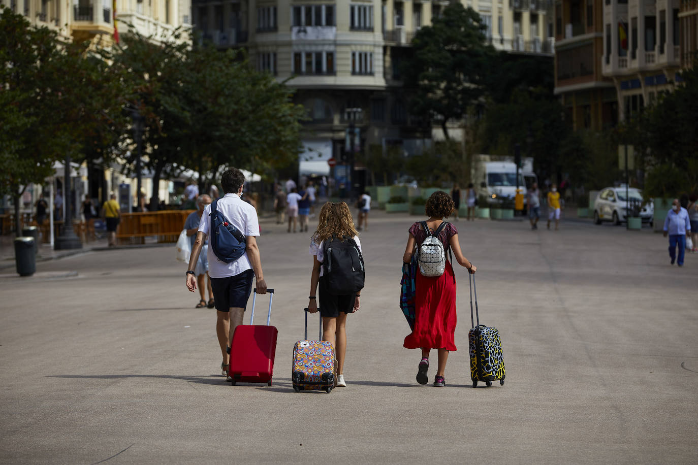 Los trabajos provisionales de peatonalización de la plaza del Ayuntamiento de Valencia ya han finalizado a los tres meses desde su inicio, el pasado 4 de mayo, tras la reordenación de la circulación, el establecimiento de rutas para el tráfico rodado y la instalación de un asfalto especial -rojo- para las zonas peatonales. 