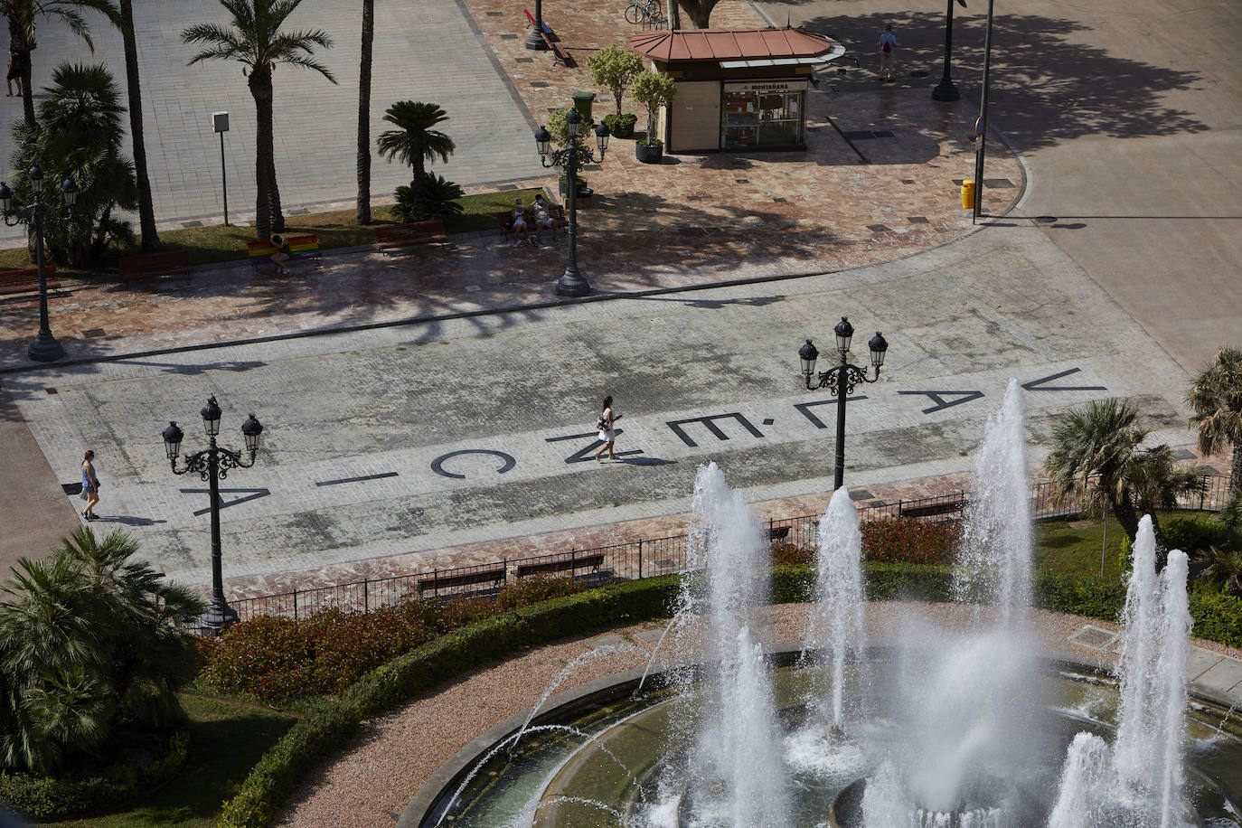 Los trabajos provisionales de peatonalización de la plaza del Ayuntamiento de Valencia ya han finalizado a los tres meses desde su inicio, el pasado 4 de mayo, tras la reordenación de la circulación, el establecimiento de rutas para el tráfico rodado y la instalación de un asfalto especial -rojo- para las zonas peatonales. 