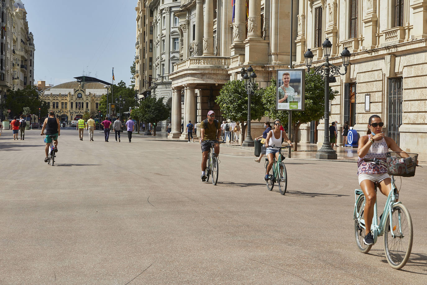 Los trabajos provisionales de peatonalización de la plaza del Ayuntamiento de Valencia ya han finalizado a los tres meses desde su inicio, el pasado 4 de mayo, tras la reordenación de la circulación, el establecimiento de rutas para el tráfico rodado y la instalación de un asfalto especial -rojo- para las zonas peatonales. 