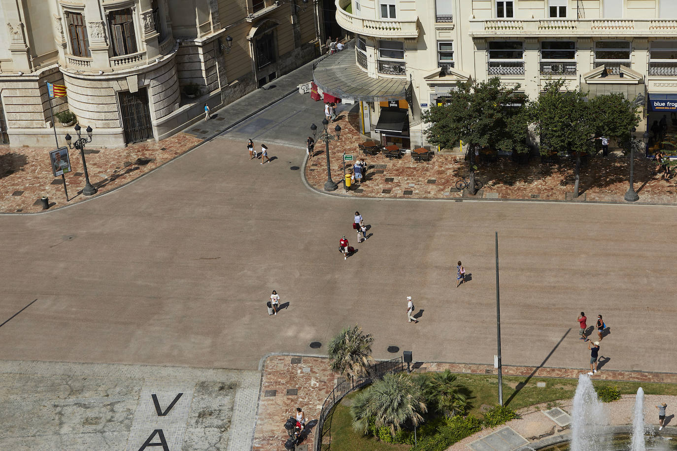 Los trabajos provisionales de peatonalización de la plaza del Ayuntamiento de Valencia ya han finalizado a los tres meses desde su inicio, el pasado 4 de mayo, tras la reordenación de la circulación, el establecimiento de rutas para el tráfico rodado y la instalación de un asfalto especial -rojo- para las zonas peatonales. 