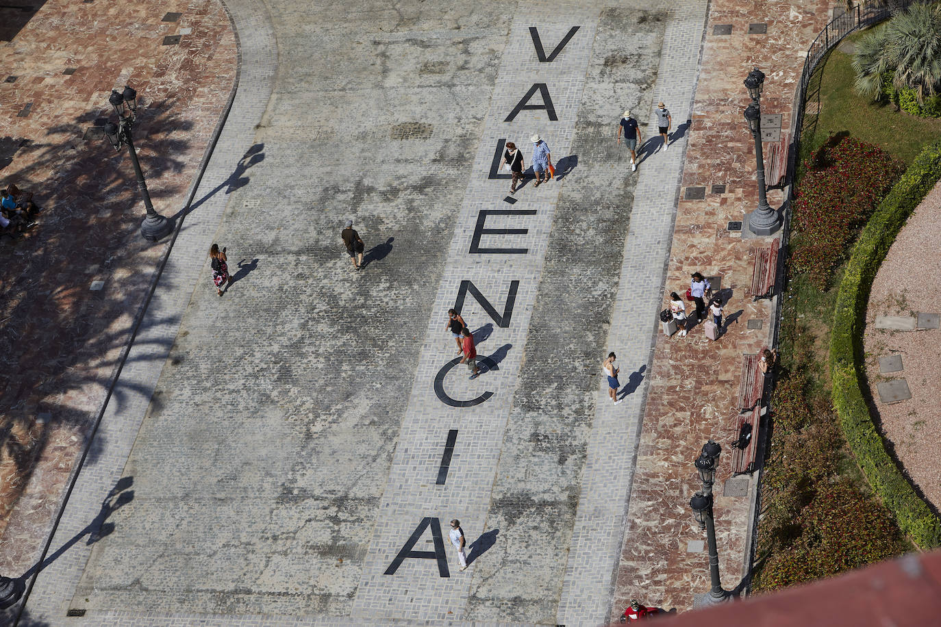 Los trabajos provisionales de peatonalización de la plaza del Ayuntamiento de Valencia ya han finalizado a los tres meses desde su inicio, el pasado 4 de mayo, tras la reordenación de la circulación, el establecimiento de rutas para el tráfico rodado y la instalación de un asfalto especial -rojo- para las zonas peatonales. 