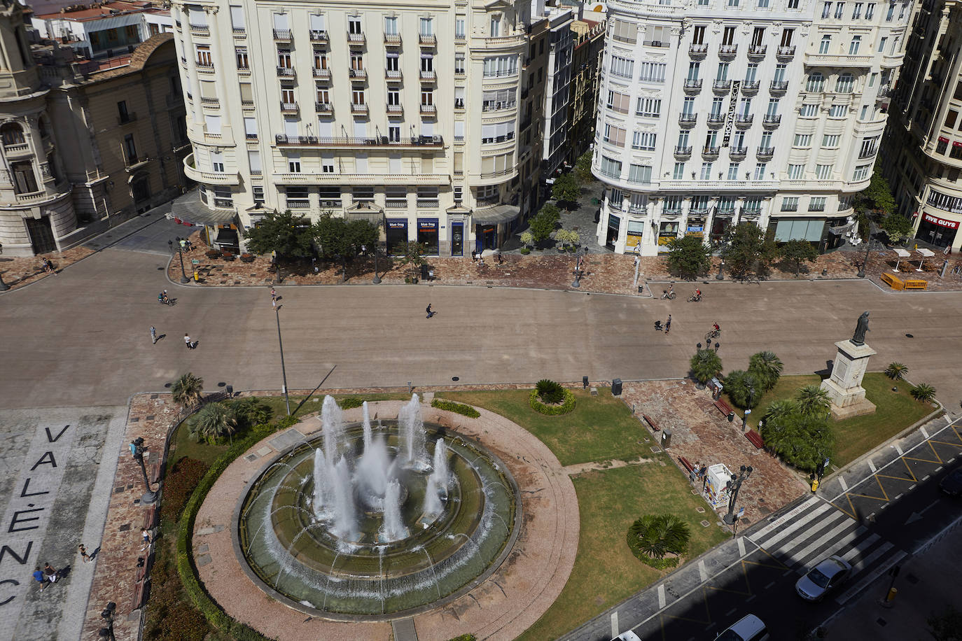 Los trabajos provisionales de peatonalización de la plaza del Ayuntamiento de Valencia ya han finalizado a los tres meses desde su inicio, el pasado 4 de mayo, tras la reordenación de la circulación, el establecimiento de rutas para el tráfico rodado y la instalación de un asfalto especial -rojo- para las zonas peatonales. 